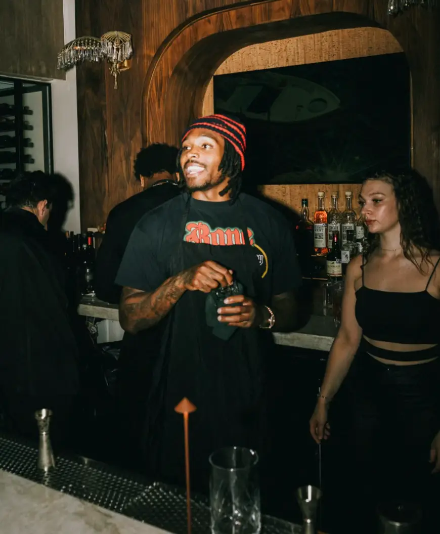 Several NFL stars to serve as waiters for a good cause.