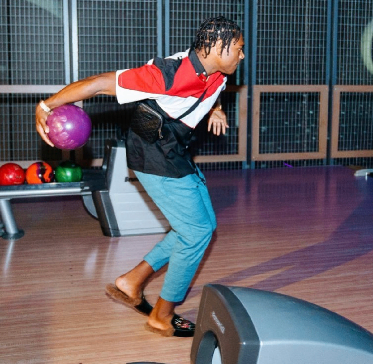 A celebrity guest leans over a pool table while friends look on at the 2018 Bowl with the Pros Charity Event.